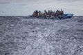 Smrteľná zrážka policajného člnu s plavidlom prevážajúcim migrantov: Vyhaslo sedem životov