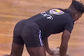 Zmývač palubovky z Afriky zabáva celý basketbalový svet: TOTO musíte vidieť!