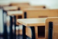 Triedy budú zívať prázdnotou: Od pondelka ostanú zatvorené školy v ďalších okresoch
