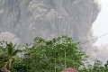Dôsledky prírodnej katastrofy v Indonézii: Kvôli erupcii sopky vyhaslo už 13 životov