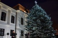 Čaputová rozsvietila vianočný stromček: Pomáhali jej dvaja manželia - lekári