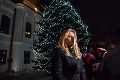 Čaputová rozsvietila vianočný stromček: Pomáhali jej dvaja manželia - lekári