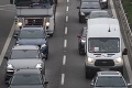 Zrážka 4 áut komplikuje dopravu v Bratislave: Dialničiari priebežne uzatvárajú tunel Sitina