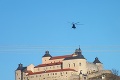 Po 9,5 roku od požiaru z hradného nádvoria definitívne zmizne kontroverzný žeriav: Krásnu Hôrku skrášľuje vrtuľník!