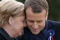 Macron zverejnil rozlúčkové video pre Merkelovú: Vďaka ti, drahá Angela