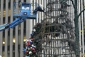 Otrasný čin pred budovou známej televízie: Podpálili gigantický vianočný stromček