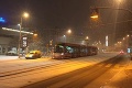Sneženie už paralyzuje dopravu v Bratislave: Viacero dopravných nehôd, nepremáva prvá linka MHD