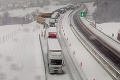 Sneženie robí problémy aj u susedov: Vo Viedni havaroval autobus, hlásia deväť zranených