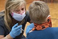 Viacerí Slováci nechali zaočkovať svoje deti v Rakúsku: Kedy budú môcť dostať vakcínu aj u nás?