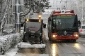 Hromadná doprava v Bratislave a celom kraji má problémy: Autobusy aj vlaky môžu meškať 30 minúť