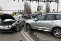 Tragická nehoda v Bratislave: Na križovatke sa zrazili štyri autá, jedna osoba neprežila!