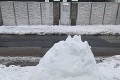 Susedia odpratali ulice a postavili si snehuliaka, čo ich čakalo na druhý deň, je hrozné: Odkaz Slovenky si treba prečítať!