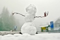 Susedia odpratali ulice a postavili si snehuliaka, čo ich čakalo na druhý deň, je hrozné: Odkaz Slovenky si treba prečítať!