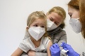Pri očkovaní detí došlo k omylu: Namiesto schválenej vakcíny dostali niečo úplne iné, prípad rieši polícia