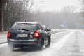 Meteorológovia upozorňujú na poľadovicu: V troch krajoch sa na cestách tvoria i snehové záveje