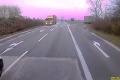 Vodič pri Dunajskej Strede sa lepil na kamión: Predbiehať sa rozhodol v tom najhoršom momente! Z toho vás strasie