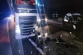 Predvianočná tragédia: Čelnú zrážku s kamiónom neprežil vodič osobného auta