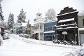 Západné pobrežie USA sužujú prívaly snehu: Rekordná výška bielej pokrývky