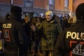 Proti sprísneniu opatrení v Nemecku protestovali tisíce ľudí: Zo Saska hlásia aj ranených policajtov