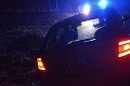 Nehoda medzi obcami Pezinok a Slovenský Grob: Ožratý sadol za volant, zaparkoval v priekope