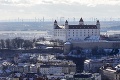 Čarovné sviatky v hlavnom meste: Bratislavský hrad zdobí stromček s rozprávkami