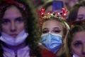 Akoby pandémia ani nebola: V Srbsku silvestrujú davy ľudí, bary praskajú vo švíkoch