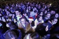 Akoby pandémia ani nebola: V Srbsku silvestrujú davy ľudí, bary praskajú vo švíkoch