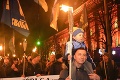 Vyšli s fakľami a oslavovali bývalého vodcu: Podľa Putina Hitlerov pobočník, podľa Ukrajincov národný hrdina