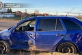 Silvestrovská nehoda vo Veľkom Bieli: Sanitku odhodilo do plotu, auto skončilo mimo cesty