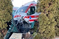 Silvestrovská nehoda vo Veľkom Bieli: Sanitku odhodilo do plotu, auto skončilo mimo cesty