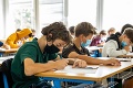 Zmena v anglických školách: Stredoškoláci a deti od 11 rokov budú opäť nosiť rúška! Učitelia majú výnimku