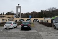 Pred košickým cintorínom parkovali aj pracujúci, vedenie má nové plány: Premena najväčšieho pietneho miesta Slovenska