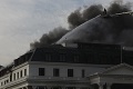 Mysleli si, že plamene dostali pod kontrolu: Požiar v parlamentnom komplexe sa opäť rozhorel