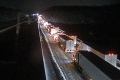 Snehová víchrica uväznila vodičov na diaľnici: Na ceste strávili v mrazivých teplotách takmer 24 hodín