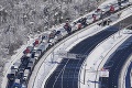 Snehová víchrica uväznila vodičov na diaľnici: Na ceste strávili v mrazivých teplotách takmer 24 hodín