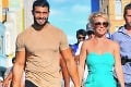 Romantika na Havaji: Britney Spears so snúbencom ukázali na balkóne viac, ako chceli