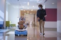 Netradičná doprava v nemocnici znižuje stres detí: Auto pre malých pacientov
