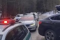 Parkoviská lyžiarskeho strediska Skalka sú preplnené do prasknutia! Policajti musia autá otáčať