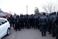 V Miloslavove sa stretla skupina protestujúcich: Dozor polície!