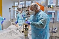 V Česku pribudli tisíce infikovaných, pacientov na lôžkach postupne ubúda: Kde sa šíri nákaza najviac?