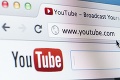 Experti z celého sveta vyzývajú platformu YouTube: Musíte lepšie bojovať proti dezinformáciám!