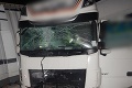 Nehoda na strednom Slovensku: Čelná zrážka kamiónov odstavila dopravu na hlavnom cestnom ťahu