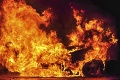 Po zrážke minibusu a auta nastal horor: 16 pasažierov uväznených vo vnútri vozidla zhorelo zaživa