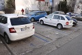 Chaos s parkovaním v najľudnatejšej časti hlavného mesta: V Petržalke platia naraz dve parkovacie politiky