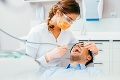Už je to jasné: Zubári prezradili, prečo sa rozprávajú s pacientom počas zákrokov