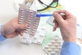 Zmeny v predpisovaní liekov sú terčom kritiky: Odborníci ukazujú prstom na problém