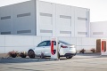 Slovensko opäť spájajú s automobilkou Elona Muska: Postaví u nás Tesla fabriku na batérie?