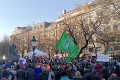 Protest pred budovou americkej ambasády: Dohoda s USA vyhnala do ulíc stovky Slovákov
