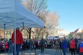 Protest pred budovou americkej ambasády: Dohoda s USA vyhnala do ulíc stovky Slovákov