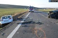 Vážna nehoda na západnom Slovensku: Vodiči aj spolujazdkyňa skončili s ťažkými zraneniami